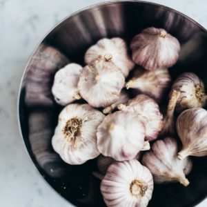 Čerstvý cesnak s pevnou hlavičkou